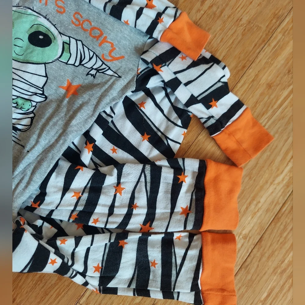 🎁 10/$25 - Baby Yoda mummy pajamas, size 8. STAR WARS
